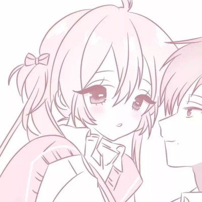 新娘轻拍沙发示意狗狗一起拍全家福